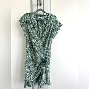 Veronica Beard paisley mini dress 
Ruched skirt
Short sleeves
Silk